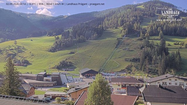 Živá webová kamera z Landhaus Apartments Prägant v Bad Kleinkirchheim  u (1 100 m): výhľad na termálne kúpele Thermal Römerbad, dolnú stanicu lanovky Kaiserburgbahn, trasu Flow Country Trail a bobovú dráhu Kaiserburg Bob v turisticko-lyžiarskej oblasti Kaiserburg