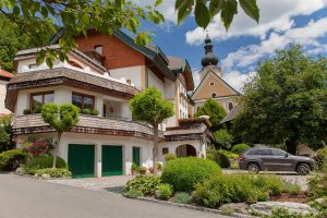 Das Landhaus Apartments PrägantA nyaralási lakás közvetlenül Bad Kleinkirchheim. Családi vezetésű, tökéletes helyen, közel a Thermal Römerbadhoz és a Kaiserburgbahnhoz a Flow-Country-Trail pályával.