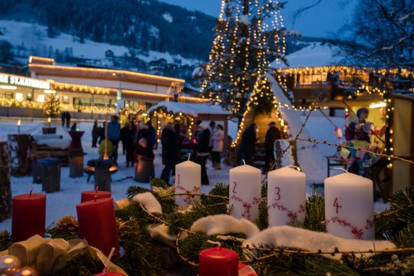 Alpejski Adwent Termalny w ogrodzie uzdrowiskowym naprzeciwko uzdrowiska St. Kathrein w Bad Kleinkirchheim