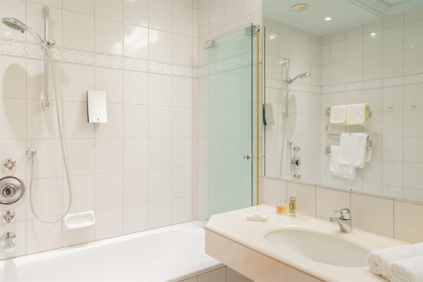 landhaus-apartments-appartement-11-badezimmer-badewanne-dusche landhaus-apartments-appartement-11-badezimmer-badewanne-dusche