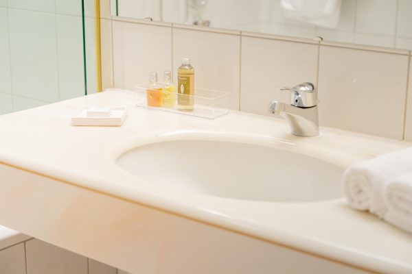 landhaus-apartments-appartement-11-badezimmer-waschbecken-amenities landhaus-apartments-appartement-11-badezimmer-waschbecken-amenities