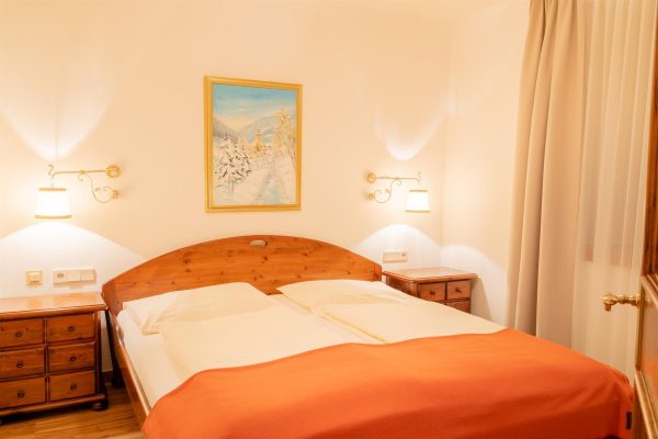 landhaus-apartments-appartement-11-schlafzimmer-doppelbett landhaus-apartments-appartement-11-schlafzimmer-doppelbett