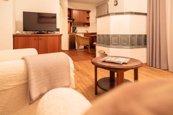 landhaus-apartments-appartement-11-wohnzimmer-kachelofen-tv landhaus-apartments-appartement-11-wohnzimmer-kachelofen-tv