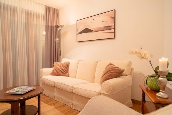 landhaus-apartments-appartement-11-wohnzimmer-sofa-orchidee landhaus-apartments-appartement-11-wohnzimmer-sofa-orchidee