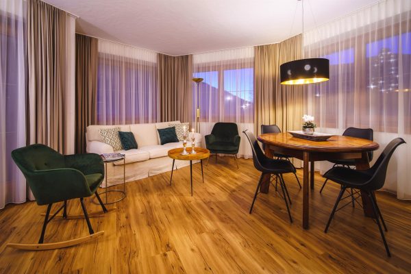 landhaus-apartments-appartement-12-wohnzimmer-panorama-schaukelstuhl landhaus-apartments-appartement-12-wohnzimmer-panorama-schaukelstuhl