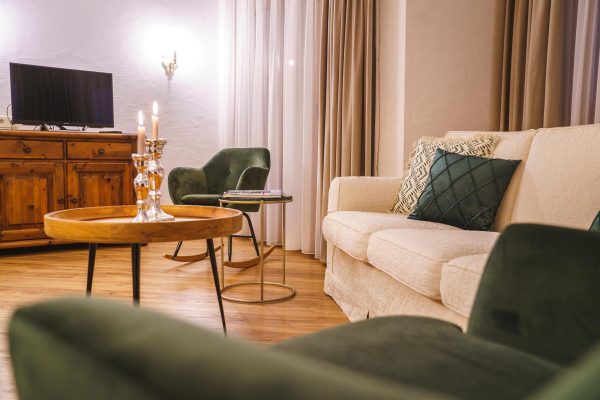 landhaus-apartments-appartement-12-wohnzimmer-sofa-tv-sideboard landhaus-apartments-appartement-12-wohnzimmer-sofa-tv-sideboard