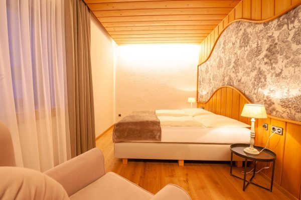 landhaus-apartments-appartement-15-schlafzimmer-doppelbett-waldtapete landhaus-apartments-appartement-15-schlafzimmer-doppelbett-waldtapete
