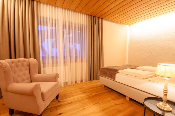 landhaus-apartments-appartement-15-schlafzimmer-einzelbett-ohrensessel landhaus-apartments-appartement-15-schlafzimmer-einzelbett-ohrensessel