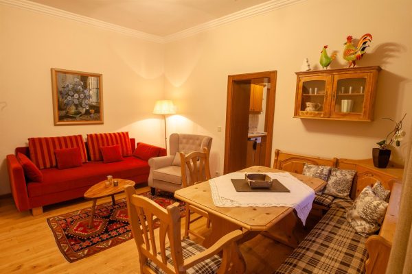 landhaus-apartments-appartement-15-wohn-essbereich-sofa-eckbank landhaus-apartments-appartement-15-wohn-essbereich-sofa-eckbank