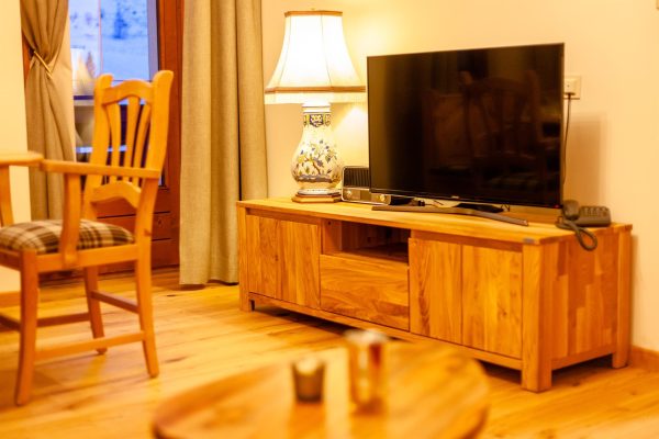 landhaus-apartments-appartement-15-wohnzimmer-tv-sideboard-massivholz landhaus-apartments-appartement-15-wohnzimmer-tv-sideboard-massivholz