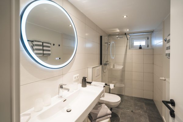 landhaus-apartments-appartement-16-badezimmer-led-spiegel-regendusche landhaus-apartments-appartement-16-badezimmer-led-spiegel-regendusche
