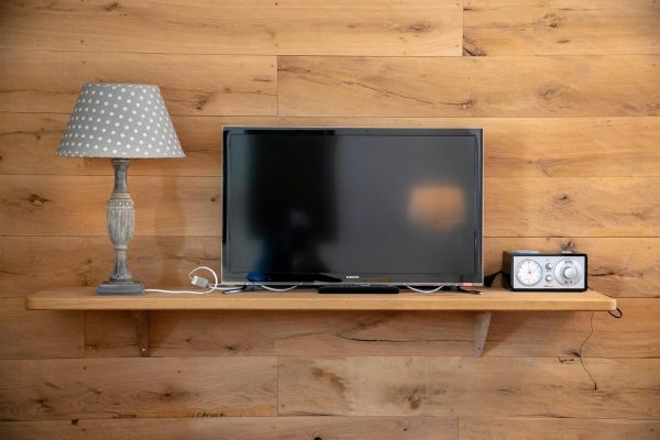 landhaus-apartments-appartement-16-wohnzimmer-tv-holzwand-detail landhaus-apartments-appartement-16-wohnzimmer-tv-holzwand-detail