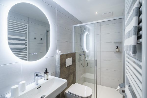 landhaus-apartments-appartement-18-badezimmer-led-spiegel-dusche landhaus-apartments-appartement-18-badezimmer-led-spiegel-dusche