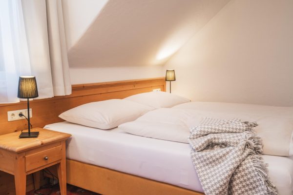 landhaus-apartments-appartement-18-schlafzimmer-doppelbett-dachschraege landhaus-apartments-appartement-18-schlafzimmer-doppelbett-dachschraege