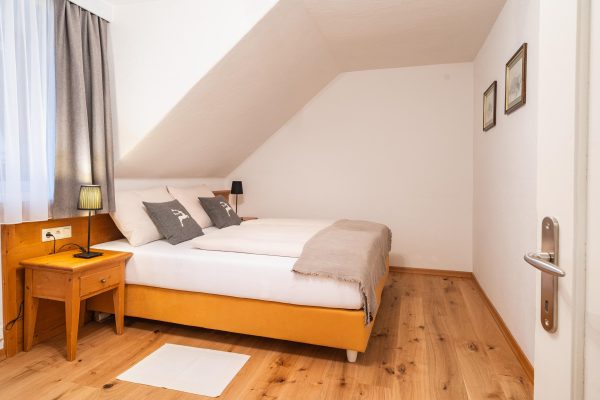 landhaus-apartments-appartement-18-schlafzimmer-doppelbett-hirschkissen landhaus-apartments-appartement-18-schlafzimmer-doppelbett-hirschkissen