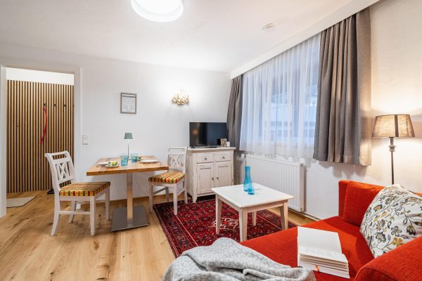 landhaus-apartments-appartement-18-wohnzimmer-sofa-esstisch-tv landhaus-apartments-appartement-18-wohnzimmer-sofa-esstisch-tv