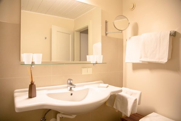 landhaus-apartments-appartement-19-badezimmer-waschbecken-kosmetikspiegel landhaus-apartments-appartement-19-badezimmer-waschbecken-kosmetikspiegel